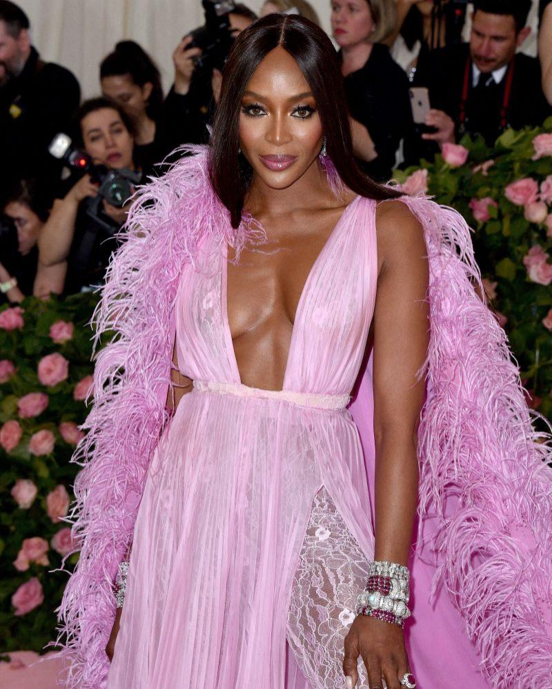 Rochii Met Gala 2019: transparență și decolteuri adânci. Se poate mai sexy de atât?