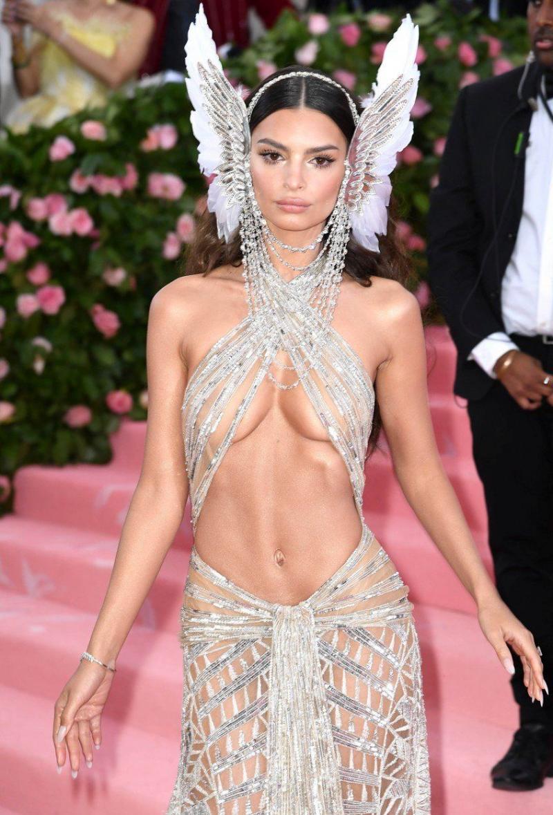 Rochii Met Gala 2019: transparență și decolteuri adânci. Se poate mai sexy de atât?