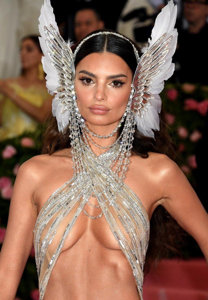 Rochii Met Gala 2019: transparență și decolteuri adânci. Se poate mai sexy de atât?