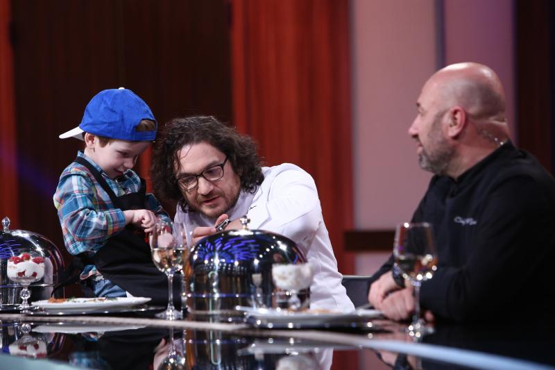 Un junior de patru ani a obținut cuțitele chefilor Bontea, Dumitrescu și Scărlătescu