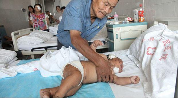 Mamă inumană! O femeie și-a înjunghiat de 90 de ori băiețelul pentru că a mușcat-o de sân în timp ce alăpta