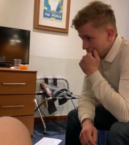 Așa arată un amărât care își dă seama că a cheltuit aproape 4.000 de euro într-un club de striptease: „Se vede momentul în care sufletul îi iese din corp”