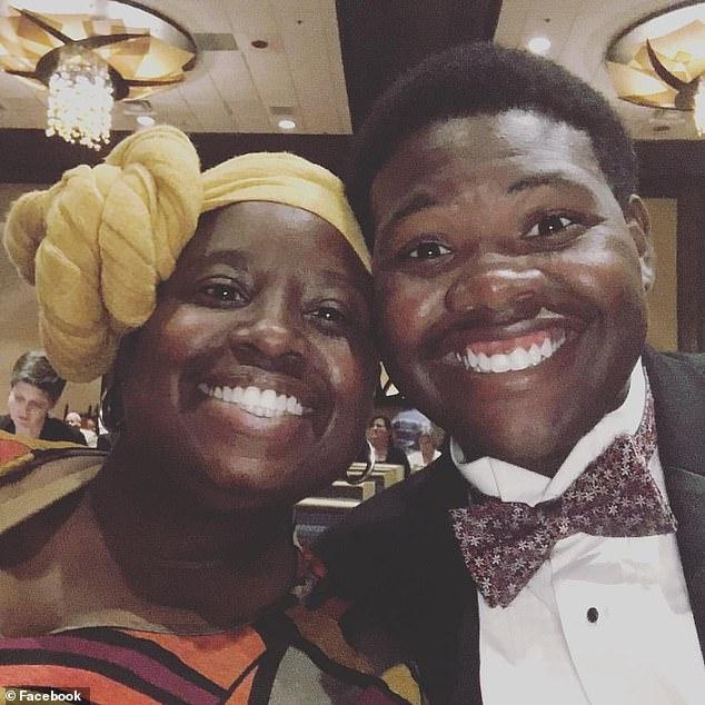 Mamă și fiu, absolvenți de facultate în aceeași zi: „Mama mea este cea mai puternică și iubitoare persoană pe care o știu!”