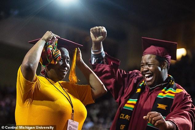 Mamă și fiu, absolvenți de facultate în aceeași zi: „Mama mea este cea mai puternică și iubitoare persoană pe care o știu!”