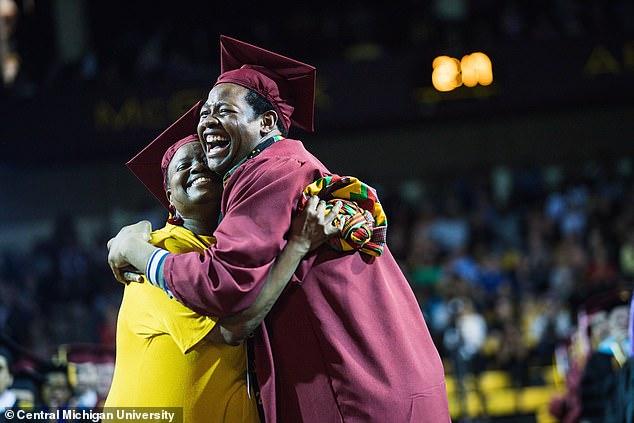 Mamă și fiu, absolvenți de facultate în aceeași zi: „Mama mea este cea mai puternică și iubitoare persoană pe care o știu!”