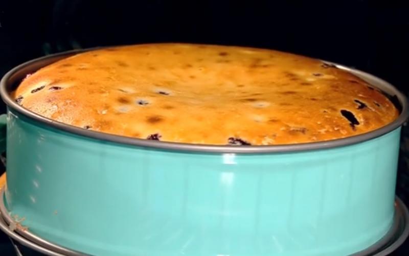 Cum se prepară cel mai reușit cheesecake cu afine și aromă de vanilie.