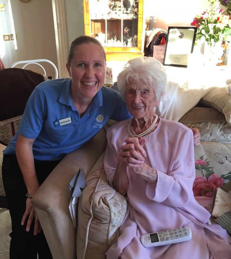 Se stinse cea mai bătrână femeie din Anglia, la 112 ani. ”Mămică, secretul unei vieți lungi e numai whisky-ul”