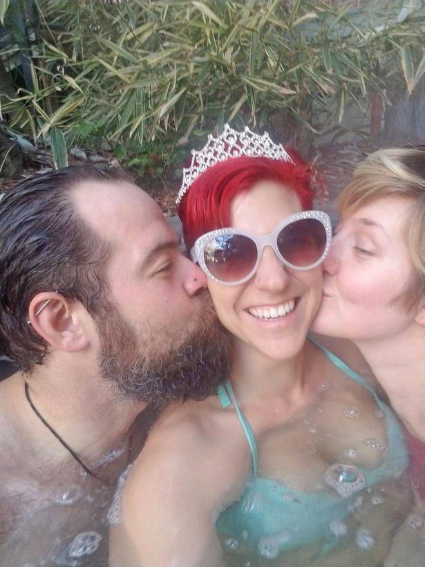 Și-a părăsit soțul, după 11 ani, pentru o relație cu alți doi bărbați și o femeie! „Nu ne pasă de ce spune lumea. Ne iubim mult”