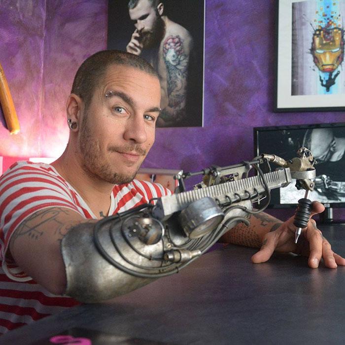 Povestea Tatuatorului Care și A Transformat Proteza Intr O Mașină