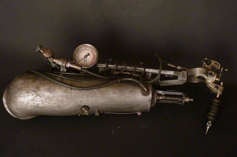 Povestea tatuatorului care și-a transformat proteza pentru mâna într-o mașină te tatuat - VIDEO