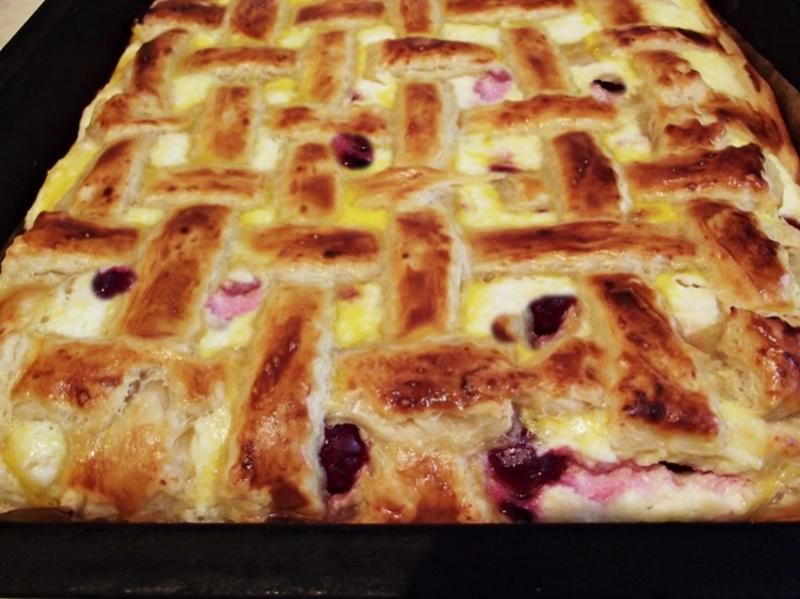 Din categoria deserturilor simple, de vară, o delicioasă Plăcintă cu brânză și vișine