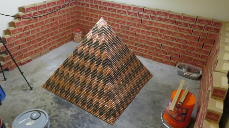 A pus bănuț peste bănuț și a reușit să construiască o piramidă demnă de Cartea Recordurilor: „Așa mi-am petrecut doi ani din viață”