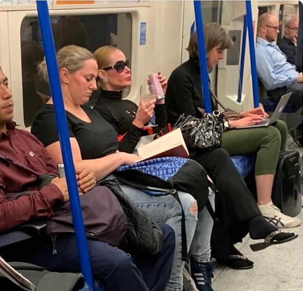 O femeie, surprinsă în timp ce se ”cinstește” la metrou! Imaginea e virală: ”când oamenii mă vor întreba cum mă văd peste zece ani, o să le arăt poza asta!”