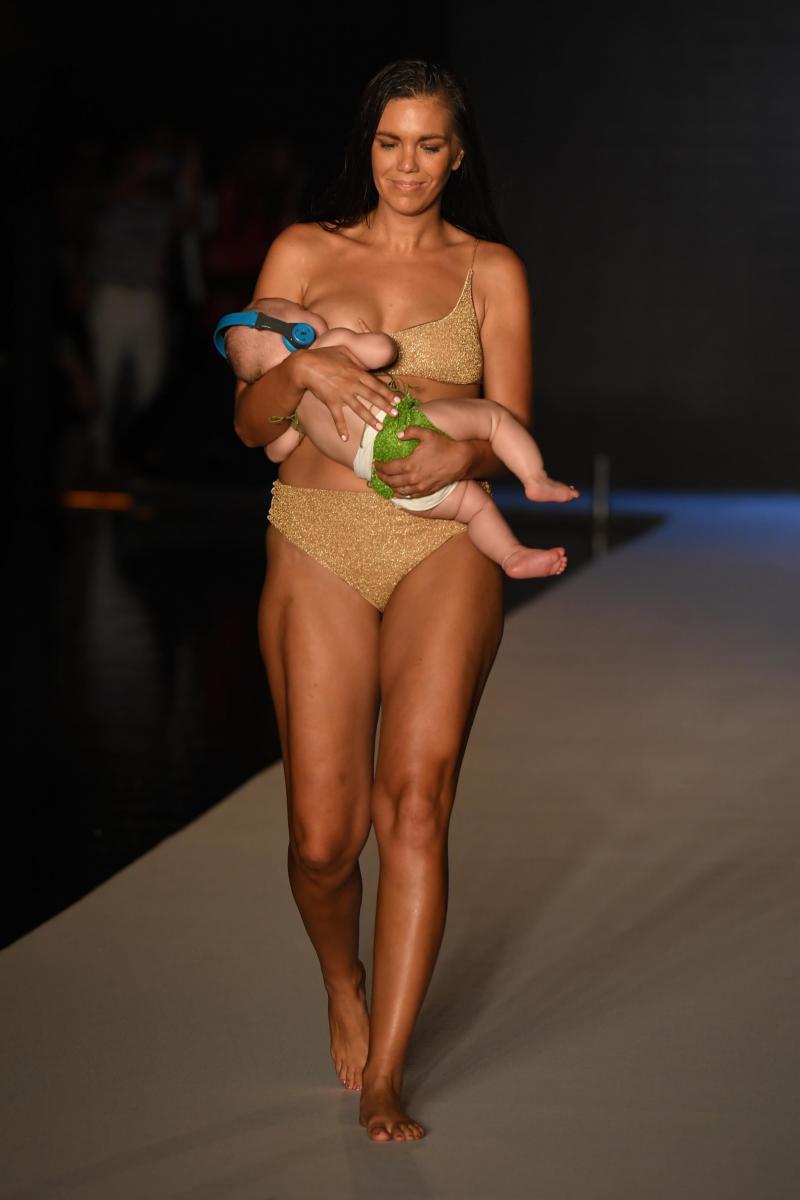 A defilat pe podium în timp ce își alăpta fetița de 5 luni! Spectatorii au rămas șocați!