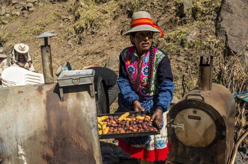 Podul realizat numai din frânghii este refăcut în fiecare an de către localnici