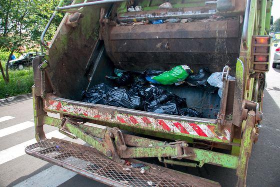 Un bărbat a murit după ce o mașină de gunoi a trecut peste el
