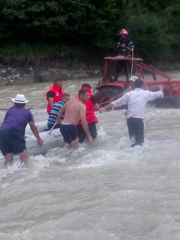 Cinci oameni au rămas împotmoliți într-un râu din Vrancea