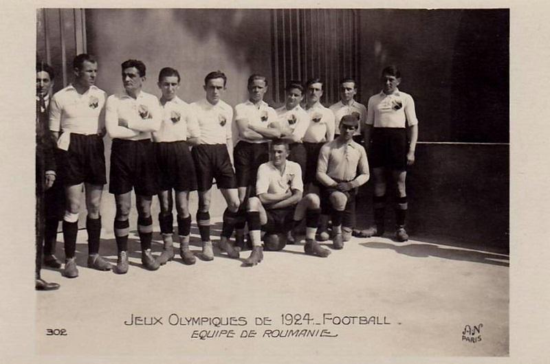 A patra Olimpiadă! Am mers cu trenul, la clasa a III-a, am mâncat ciorbă la cină, am furat-o cu 6-0, am jucat în 10