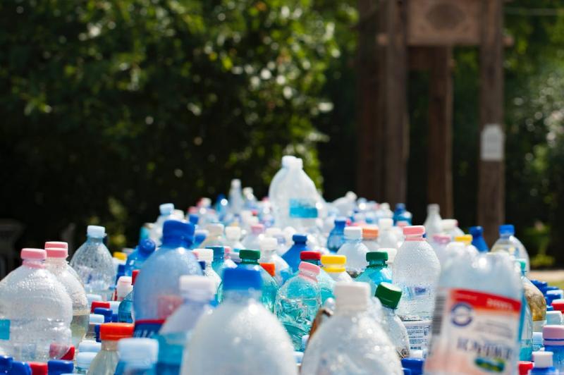 Alarmant!  &Icirc;nghițim 74.000 de microparticule de plastic &icirc;n fiecare an!
