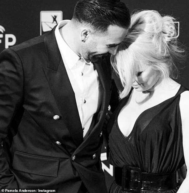 Pamela Anderson are inima frântă, la 51 de ani! Cum a umilit-o iubitul ei cu aproape 20 de ani mai tânăr. „Este un monstru mincinos” – Foto