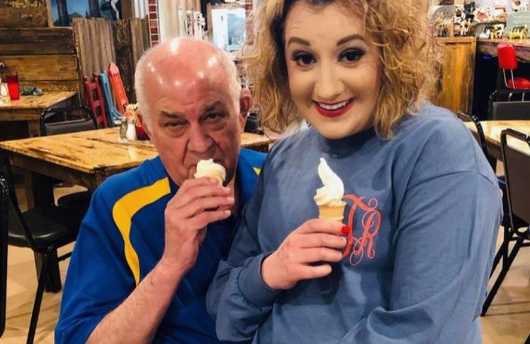 Ea are 24 de ani, el are 79 de ani, dar se iubesc la nebunie! „Mă tratează mai bine decât orice tânăr. Vreau un copil cu el”