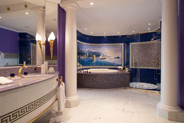 Cafea cu aur și un angajat are îți aplică loțiunea pentru protecție solară. Cum sunt tratați clienții celui mai scump hotel din lume și cât costă o noapte acolo – Foto