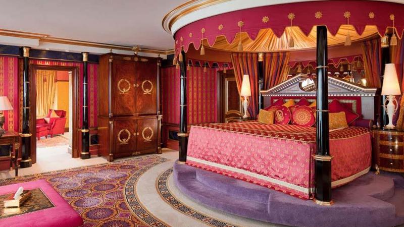 Cafea cu aur și un angajat are îți aplică loțiunea pentru protecție solară. Cum sunt tratați clienții celui mai scump hotel din lume și cât costă o noapte acolo – Foto