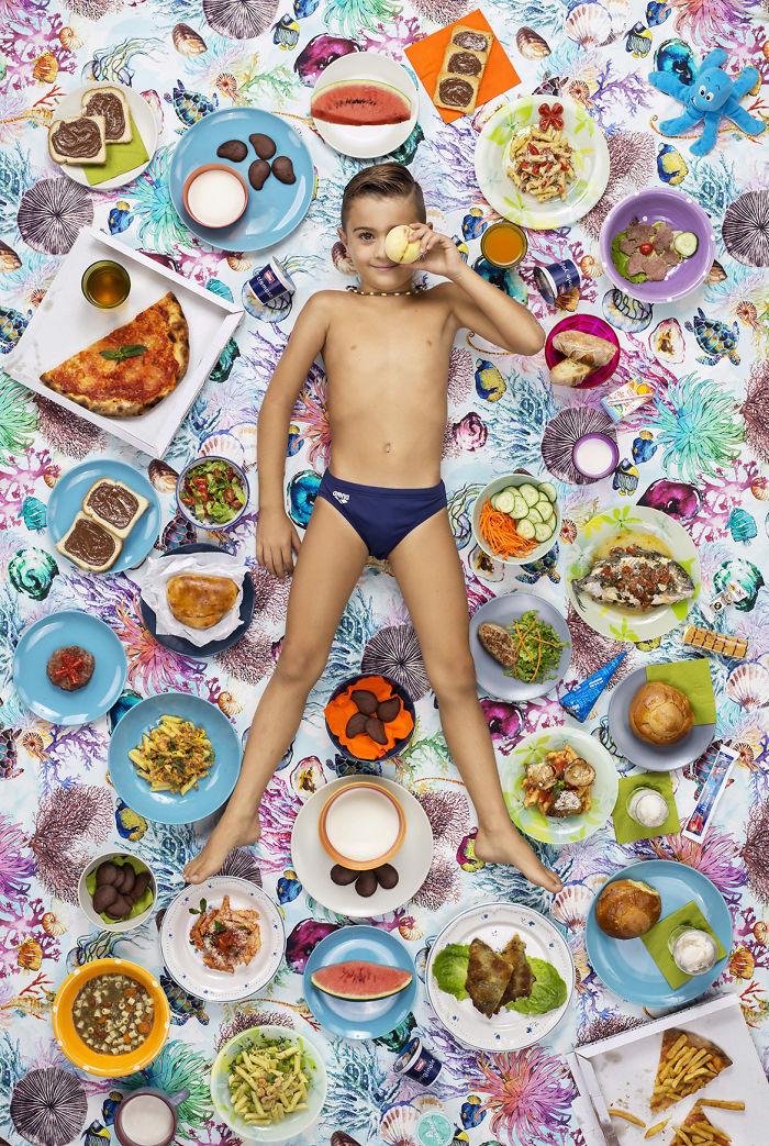 Banane, cereale, sfeclă și orez! Al tău ce mănâncă? Cum arată mesele copiilor din întreaga lume (Foto)
