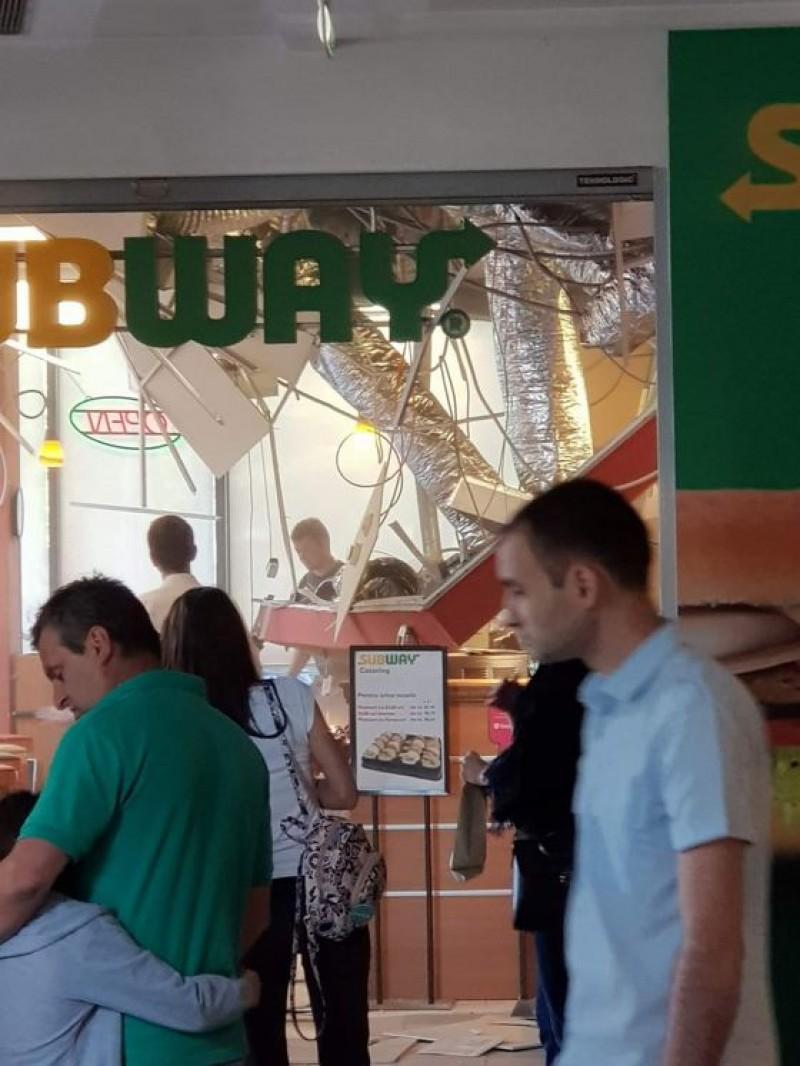 Imagini șocante într-un mall din Iași. Tavanul unui restaurant s-a prăbușit