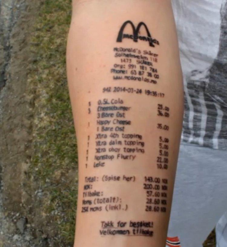 Un adolescent și-a tatuat bonul de la fast-food pe braț