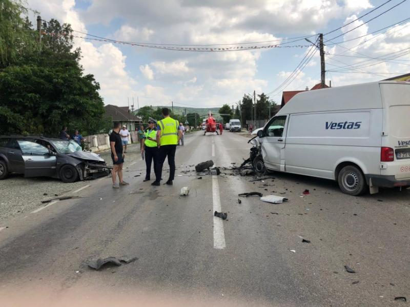 Copil de 7 ani, în comă, după ce mașina în care se afla a ajuns pe contrasens. A fost nevoie de intervenția elicopterului SMURD - Foto