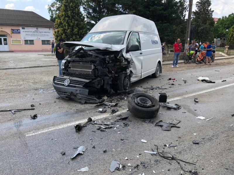 Copil de 7 ani, în comă, după ce mașina în care se afla a ajuns pe contrasens. A fost nevoie de intervenția elicopterului SMURD - Foto