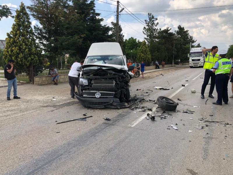 Copil de 7 ani, în comă, după ce mașina în care se afla a ajuns pe contrasens. A fost nevoie de intervenția elicopterului SMURD - Foto