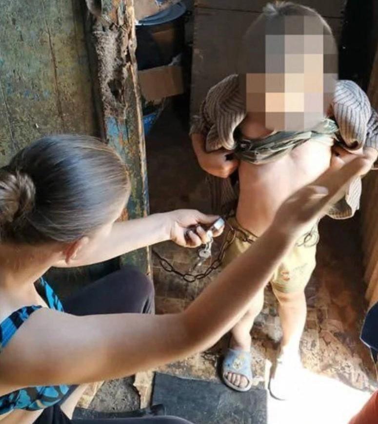 Legat cu un lanț de ușă și obligat să stea ore în șir în genunchi, ca „să se învețe minte”. Așa știa un tată să-și iubească propriul copil. „Nu văd care este problema”