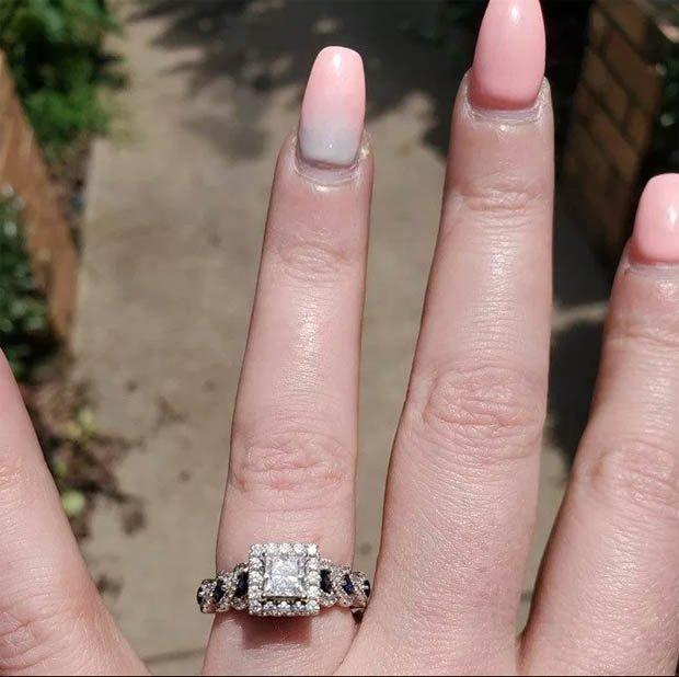 A postat o fotografie cu inelul de logodnă pe Facebook, dar nu a fost atentă la un detaliu important. Oamenii au taxat-o imediat:„Aruncă inelul, bărbatul și ia-o de la capăt!”