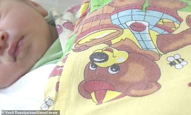 Un cățeluș viteaz a salvat viața unui bebeluș abandonat de părinți într-un parc! „Dădea din mânuțe și din picioare, dar nu scotea niciun sunet”