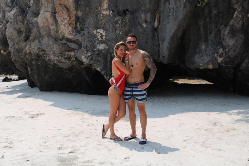 Recordul lui Adrian de a cădea în ispită după doar 4 ore a fost doborât!  “Dar nu mai bine ne sărutăm?”