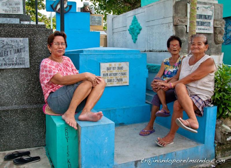 Cum e viața în ”Cimitirul celor vii”, unde sute de suflete trăiesc printre morminte - FOTO