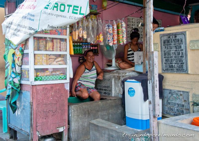 Cum e viața în ”Cimitirul celor vii”, unde sute de suflete trăiesc printre morminte - FOTO