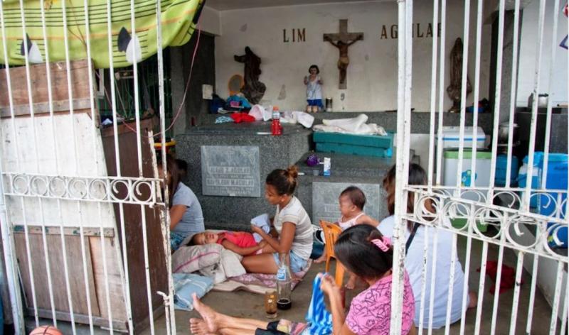 Cum e viața în ”Cimitirul celor vii”, unde sute de suflete trăiesc printre morminte - FOTO