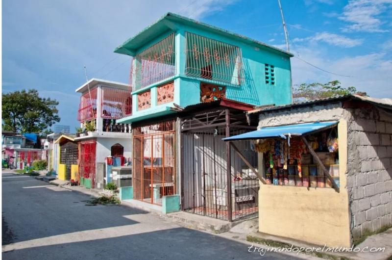 Cum e viața în ”Cimitirul celor vii”, unde sute de suflete trăiesc printre morminte - FOTO