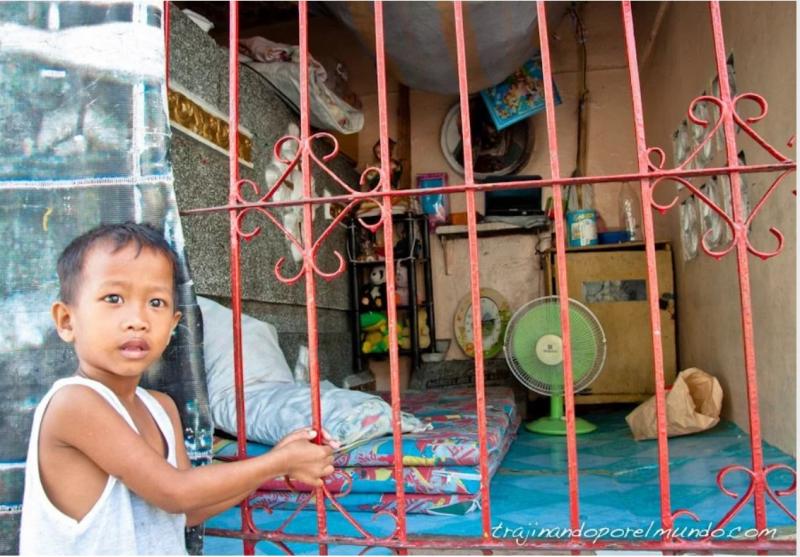 Cum e viața în ”Cimitirul celor vii”, unde sute de suflete trăiesc printre morminte - FOTO