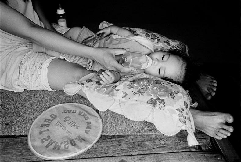 Cum e viața în ”Cimitirul celor vii”, unde sute de suflete trăiesc printre morminte - FOTO