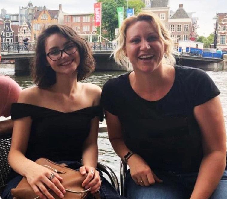 O puștoaică de 18 ani, mândră de mama ei, care lucrează ca escortă: ”Face bine altor oameni!”