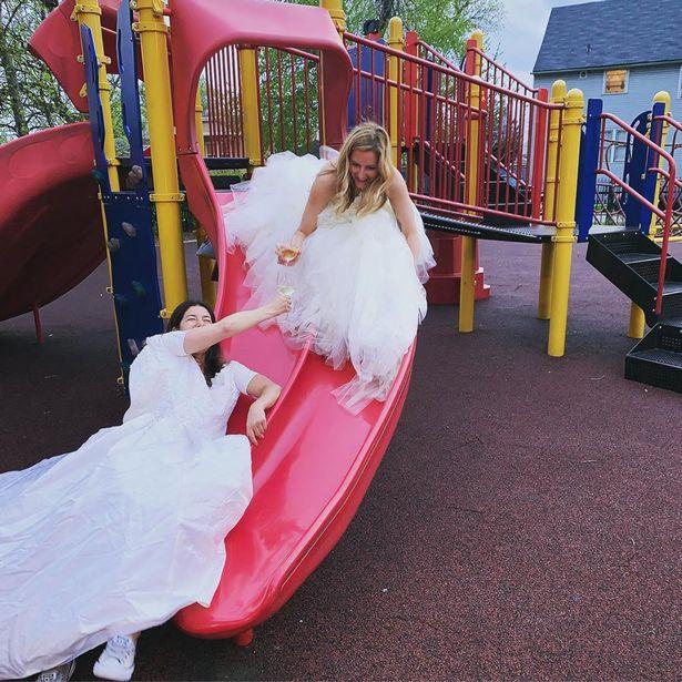 Două prietene au aflat că soții lor le-au înșelat, iar reacția lor a fost total neașteptată! Cum s-au răzbunat. „Ne-am luat rochiile de mireasă și…”