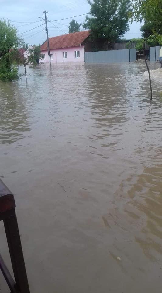 Imagini apocaliptice. Sate întregi înghițite de ape, după ploile abundente şi vijeliile din ultimele 24 de ore