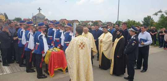 Polițistul Cristian Amariei a fost înmormântat, învelit în tricolor, cu onoruri militare. Imagini emoționante de la ceremonie
