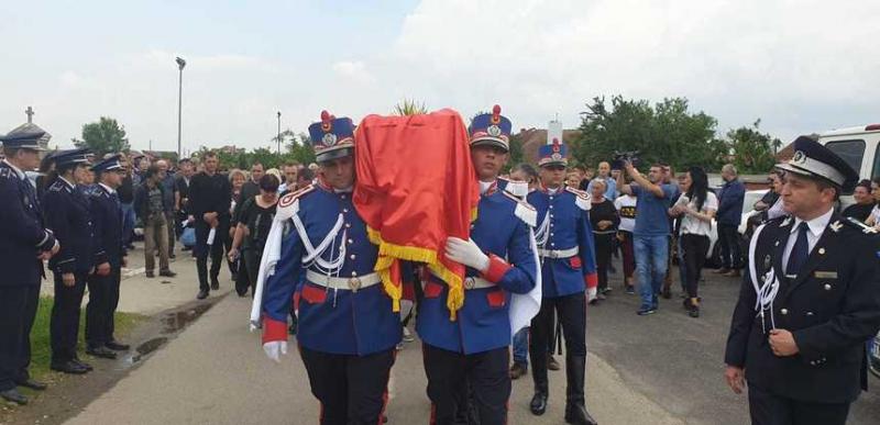 Polițistul Cristian Amariei a fost înmormântat, învelit în tricolor, cu onoruri militare. Imagini emoționante de la ceremonie