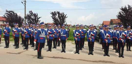 Polițistul Cristian Amariei a fost înmormântat, învelit în tricolor, cu onoruri militare. Imagini emoționante de la ceremonie