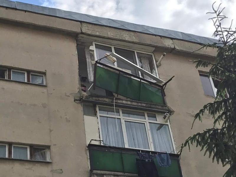 Explozie într-un bloc din județul Cluj. Un bătrân a ajuns la spital cu arsuri grave - Foto